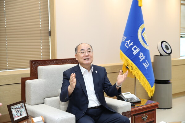 [부산대] 글로컬대학을 찾아서⑧최재원 부산대 총장 “교육형 실리콘밸리로 미래교육도시 모델 구상…차량용 반도체 분야 등 고유 영역 확보” 대표이미지